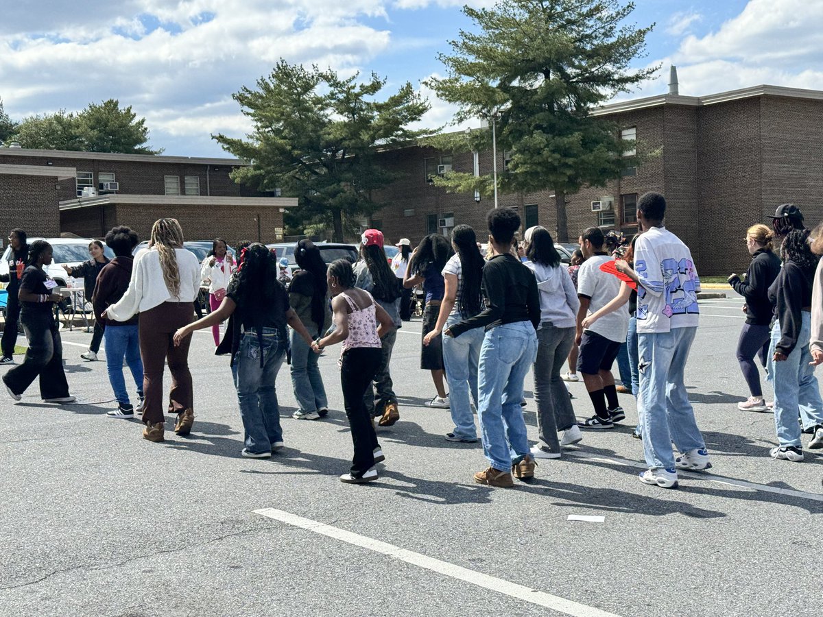 BowiePDNews's tweet image. Cpl. Foote had a busy day, participating in this morning’s Mental Health Awareness Walk, then heading to Bowie High School for their Community Day. As always, excellent work!
 🚓 #Police #community #service #Bowie