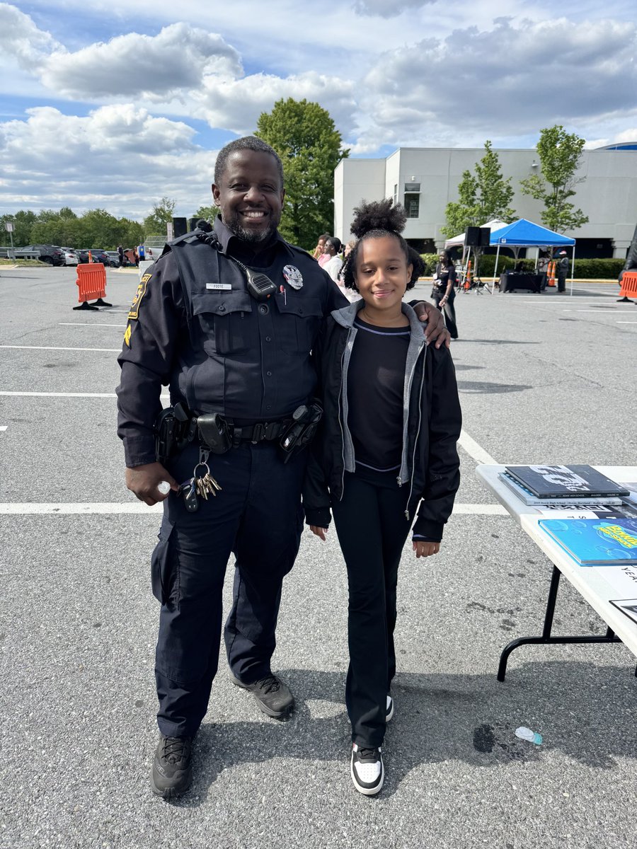 BowiePDNews's tweet image. Cpl. Foote had a busy day, participating in this morning’s Mental Health Awareness Walk, then heading to Bowie High School for their Community Day. As always, excellent work!
 🚓 #Police #community #service #Bowie
