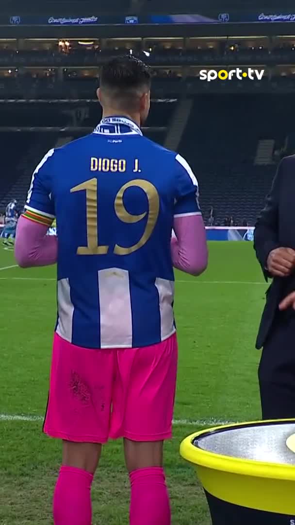 ジョタへ捧げたタイトル💙🏆】 FCポルトのリーグ優勝後―― ディオゴ