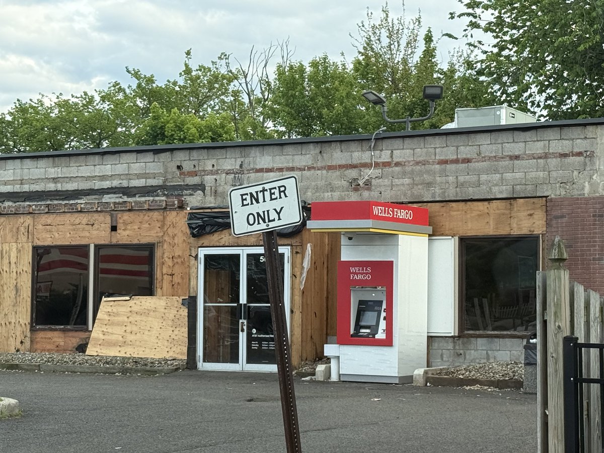Colin2626's tweet photo. Ummmm @WellsFargo is this ATM in Bound Brook, NJ legit??? https://t.co/f1mnhocKs8
