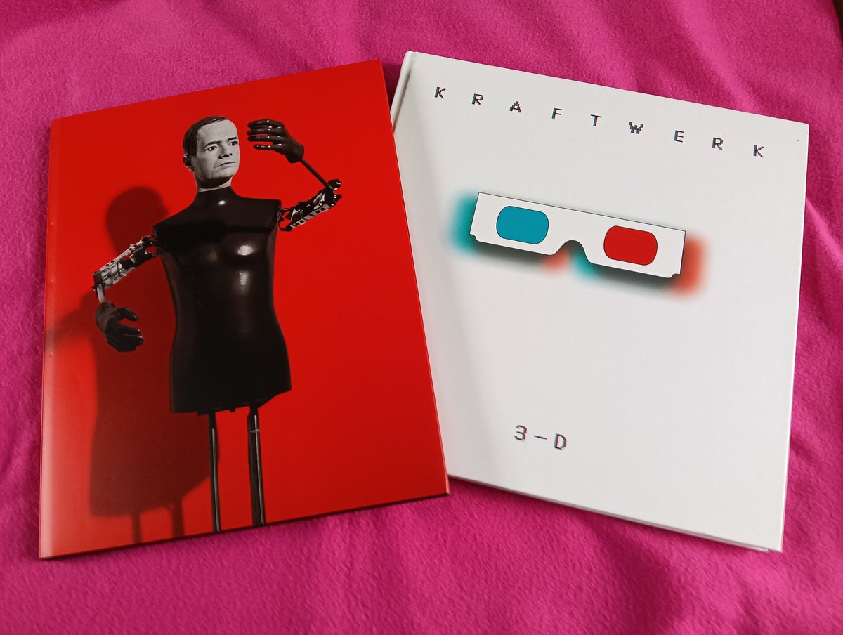 subchang2's tweet photo. ｢ #KRAFTWERK MULIMEDIA TOUR パンフレット｣読了。
写真も最新メンバーだ！
2019年来日のサインと比較。
パンフは3種類目。白いのは
2004年のツアーのモノ。
ついでに、手持ち書籍も披露。
有明SGCは、最高でした！
#クラフトワーク https://t.co/nuU787bvhF