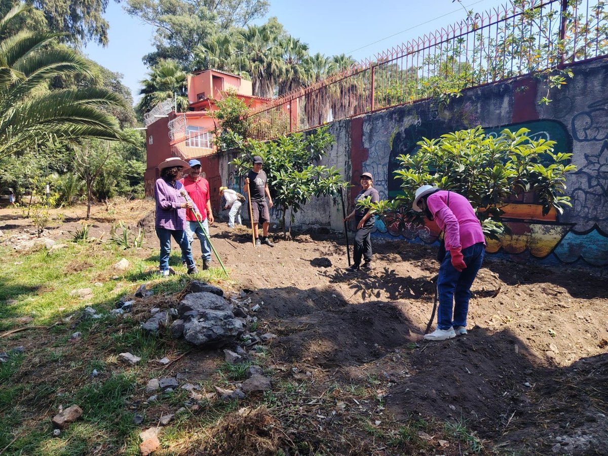 Está tarde en nuestro semillero... 
Se llevó a cabo nuestra faena mensual

Las semillas fueron depositadas en la tierra 
Ahora nos toca esperar!! 

Muchas gracias al colectivo que nos acompaño hoy, Gracias a ustedes la RESISTENCIA sigue más que vigente