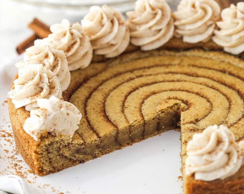 unpodiblu's tweet image. Have some cake! Cinnamon Roll Cake 🙌
#recipe lifeloveandsugar.com/giant-cinnamon…