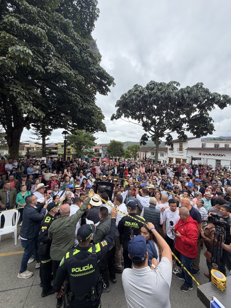Álvaro Uribe Vélez tweet media