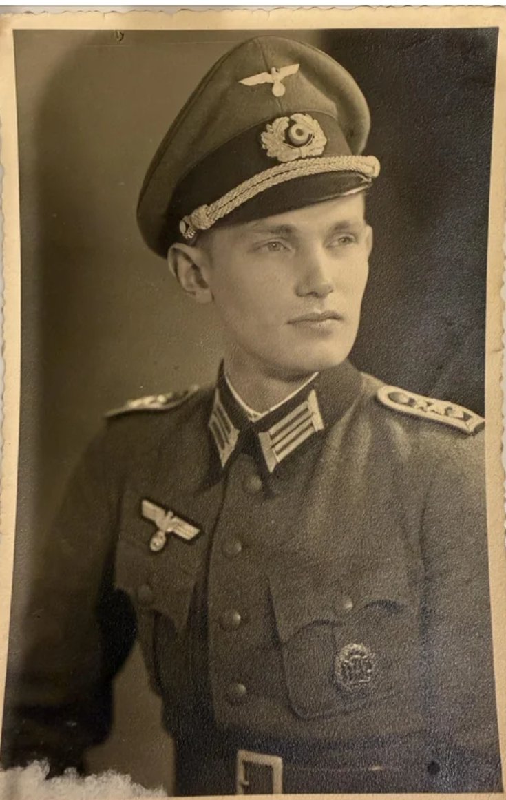 JamieMackendric's tweet photo. @DulceBellum1944 Como comentaba, al salir de la akademie, en practicas, como fahnrich, llevan sus galones, oberfeld, suboficial. Pero litzen y gorra de oficial https://t.co/vy9Na0cKjL