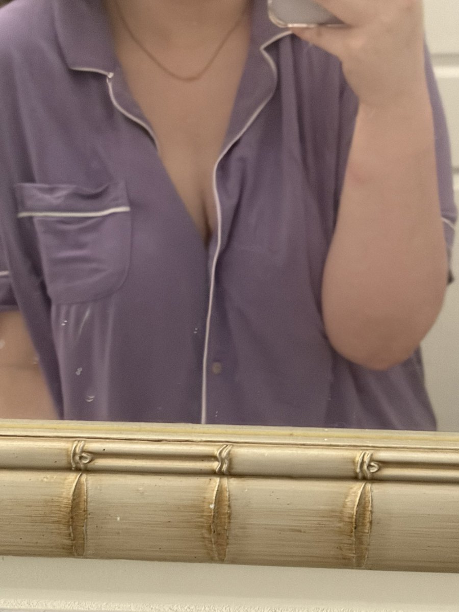 roselxvesu's tweet photo. woah new pictures? （＾ν＾） 

#nsfwtwt https://t.co/RlDxrvvk80