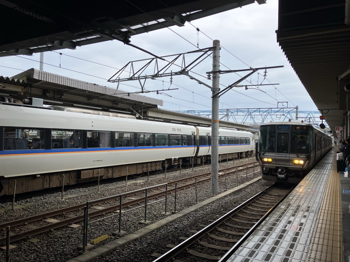 traverse008's tweet photo. 本日は大阪まで久しぶりに在来線移動🚃

曇天の米原から新快速に乗り換え😃

#イマソラ
#新快速
#米原 https://t.co/n1nxc1m6Ds