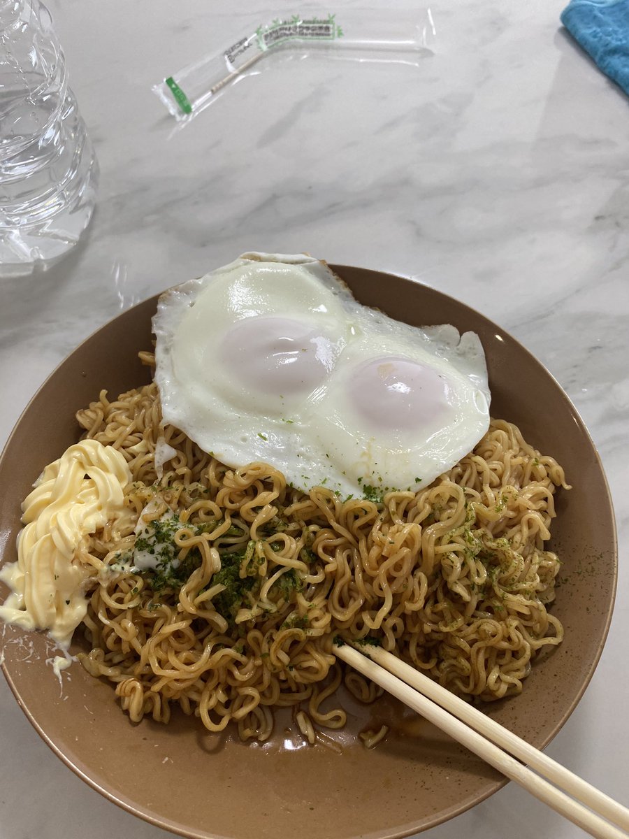 アラビヤン焼そばに目玉焼きのせるとか
オシャレな朝飯食ってる