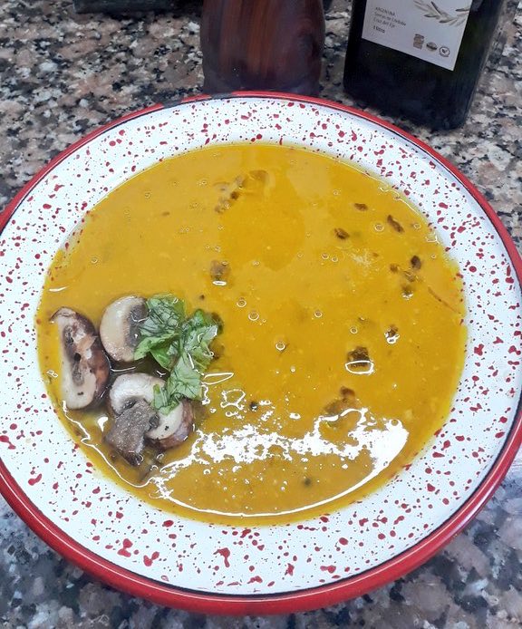 Silnari's tweet photo. Les compartí mi fanatismo por las sopas y muchos me piden recetas para poder hacerlas en la Soup Maker. 
Acá va este hilo con recetas mías y de otros autores para que las tengan cocinar en época de frío 🍜🥶❄️ https://t.co/4vTvTnkvoF
