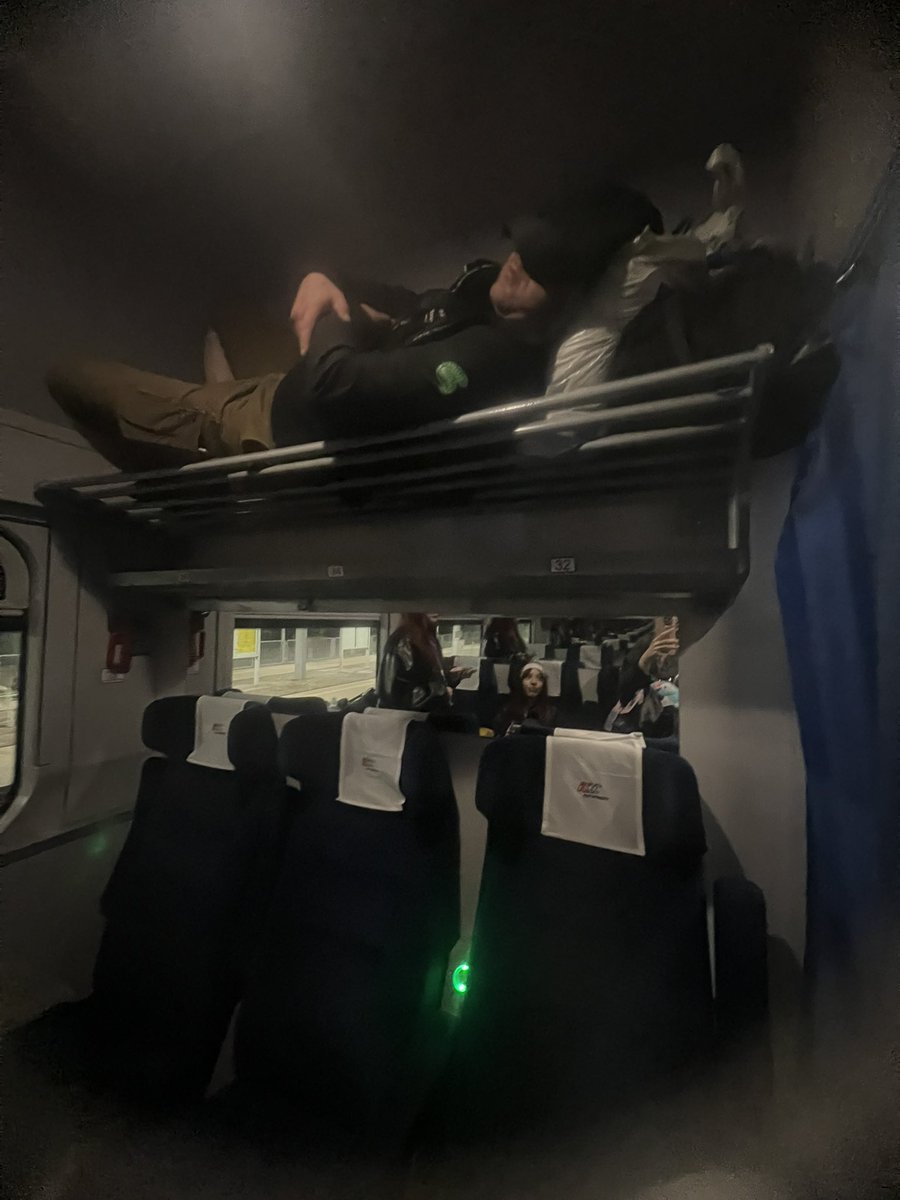 d0ahh's tweet photo. pov: wracacie z wydarzenia, wchodzicie do pociągu po północy, idziecie do swojego przedziału a tam se chłop śpi w miejscu na bagaże i nie chce zejść XDD https://t.co/K3jQQxz1zh