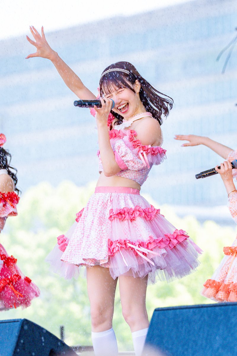 clapt0202's tweet photo. サマジャン名物(？)放水自爆アイドルいた、、。
#深江有恵 #スイアレ #サマジャン https://t.co/K0IN3t4Zck