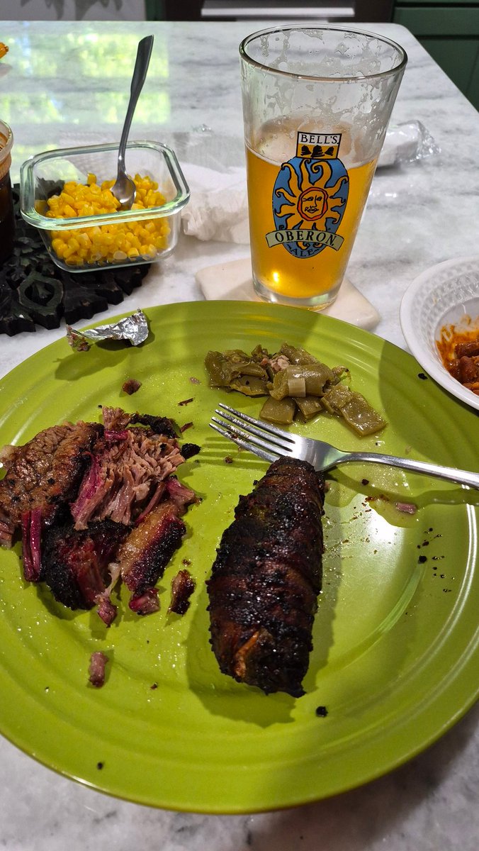 Enjoying 2 of my favorite things, <a href="/HutchinsBBQ/">Hutchins BBQ</a> and <a href="/BellsBrewery/">Bell's Brewery</a> #OberonAle