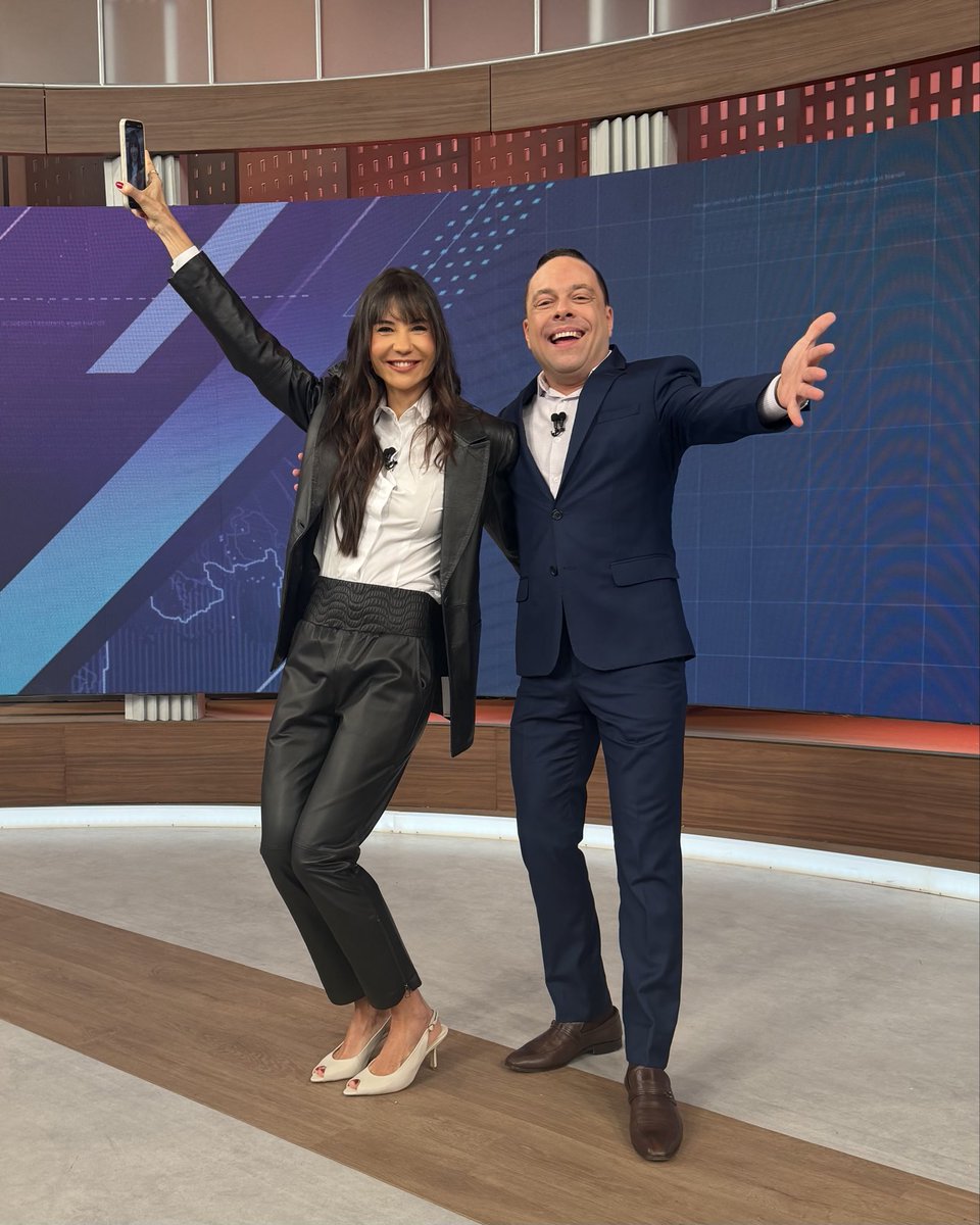 thiagogardinali's tweet photo. Dobradinha de hoje na apresentação dos telejornais do @SBTonline no clima de alegria do show da @shakira. Flagrei a @_AmandaKlein dançando Waka Waka na sala de maquiagem 😂!

#news #shakira #amandaklein #thiagogardinali #gardinali https://t.co/bbIM7VvFDw