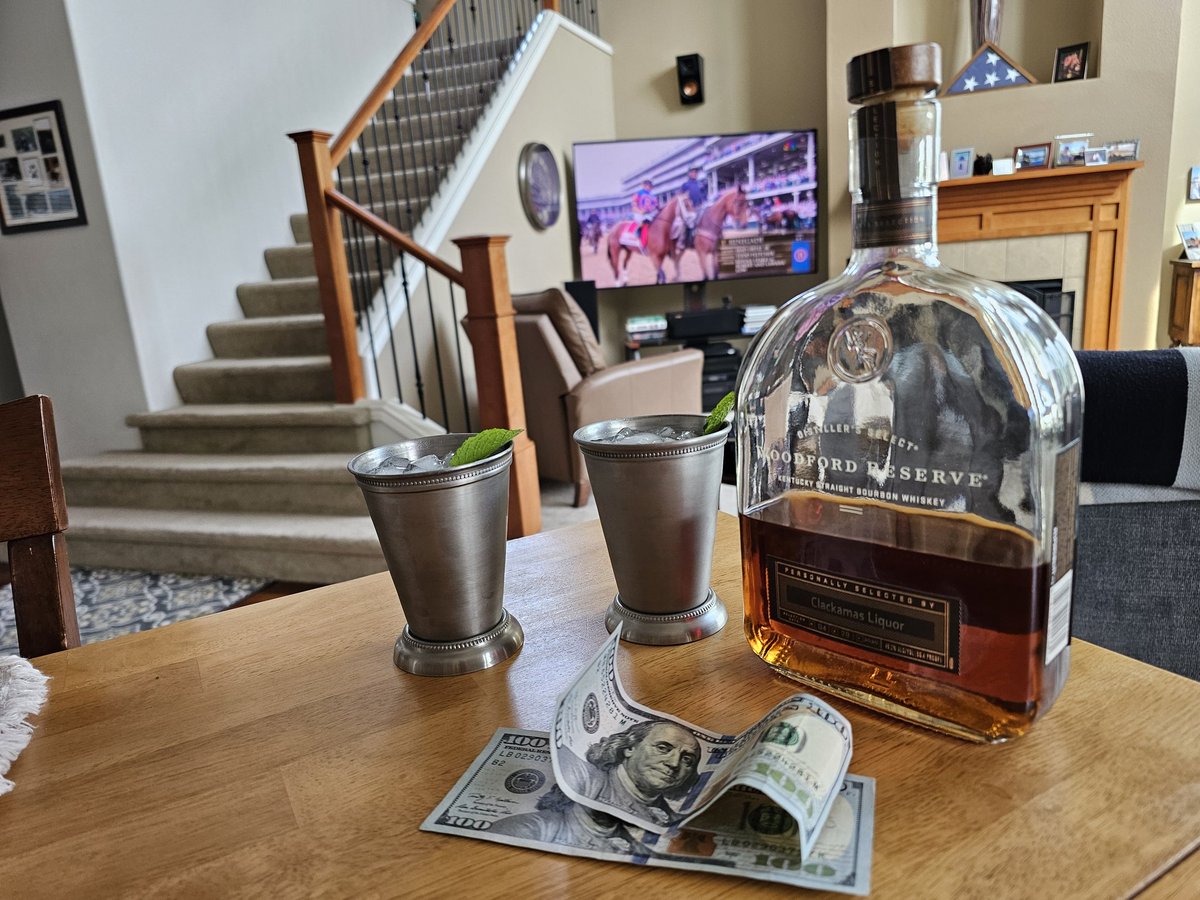 Dhoe7's tweet image. It's @KentuckyDerby time! Let's go #sohappy. Thanks to @WoodfordReserve for the #mint Jules.