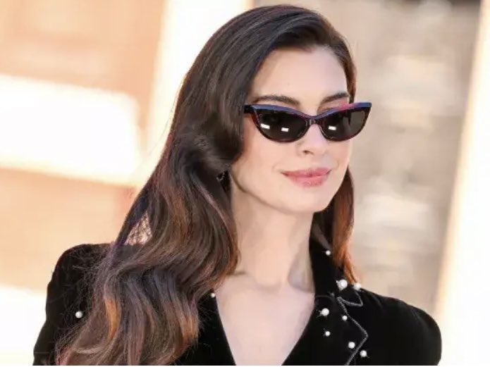 maurorizzi_mr's tweet photo. Che spot pazzesco per Milano che è Il Diavolo Veste Prada 2. E Anne Hathaway è quasi più bella adesso che allora.

(la cena nella sala del cenacolo è ovviamente girata in un teatro di posa, dove hanno riprodotto il capolavoro di Leonardo) https://t.co/Eu5gDJTlRo