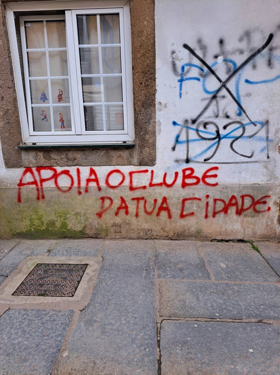 Não importa quem é campeão sejam azuis ou os de Lisboa. Uma Cidade um só Clube. 
📸 @bragapoetica via instagram.