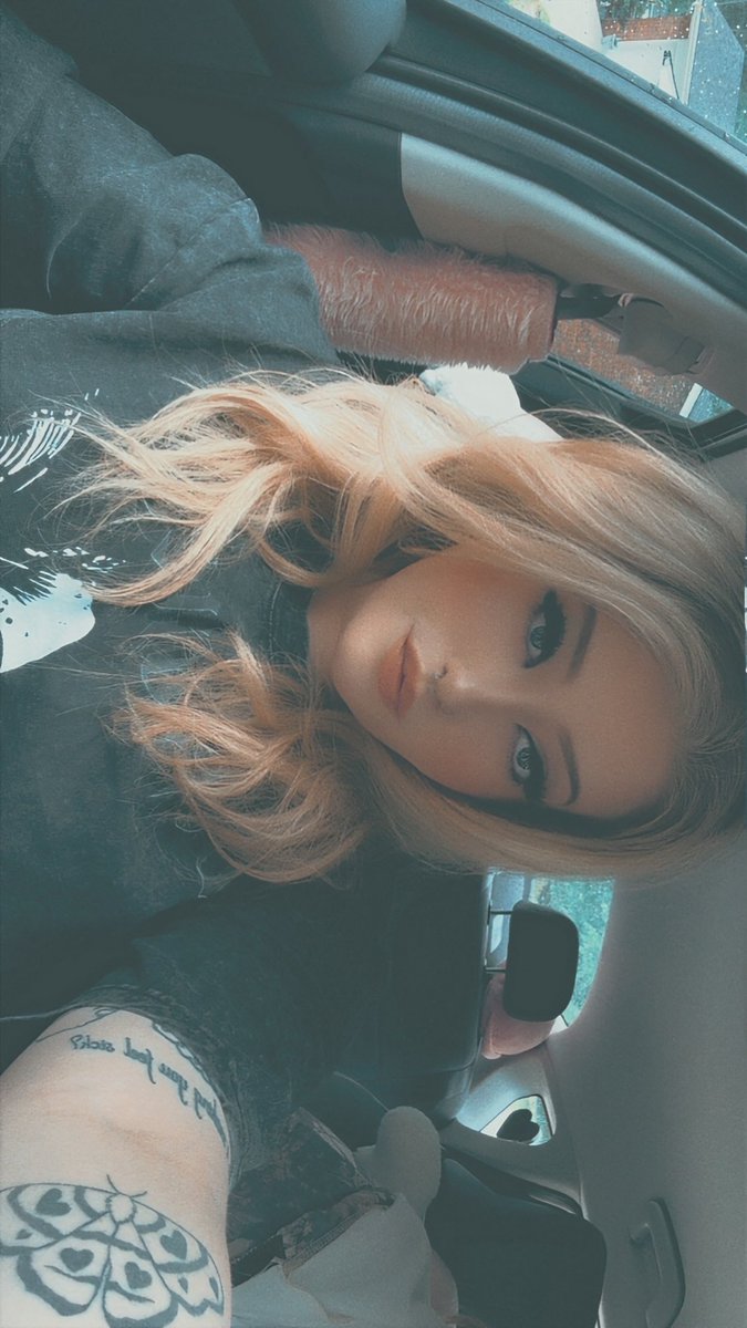 nikki ♱ tweet media