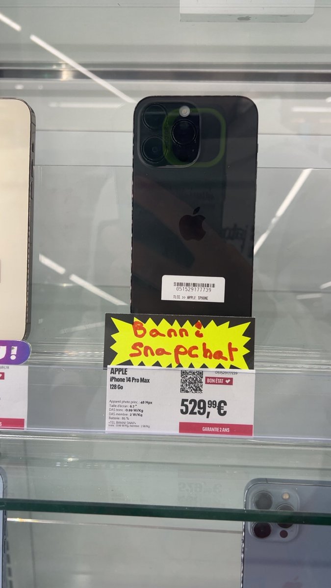 FranceNews24's tweet image. INFO - #Société : Un internaute relève qu'un revendeur de téléphones propose un #iPhone avec #Snapchat déjà banni. 📱🚫👻😂
