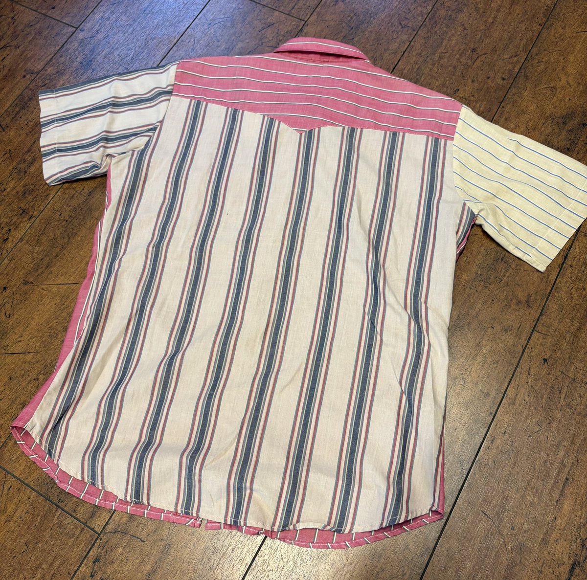 CrimieKichijoji's tweet image. 80's Vintage ‼️
【Wrangler】
S/S Western Shirts🎠

ストライプのクレイジーパターンが
オシャレですね♪

これからの季節にハマりますよ☝️

サイズL

・・・・・・

#吉祥寺
#古着屋
#古着
#ヴィンテージ
#シャツ
#ウエスタン
#ラングラー
#アメカジ
#ストライプ
#クレイジー