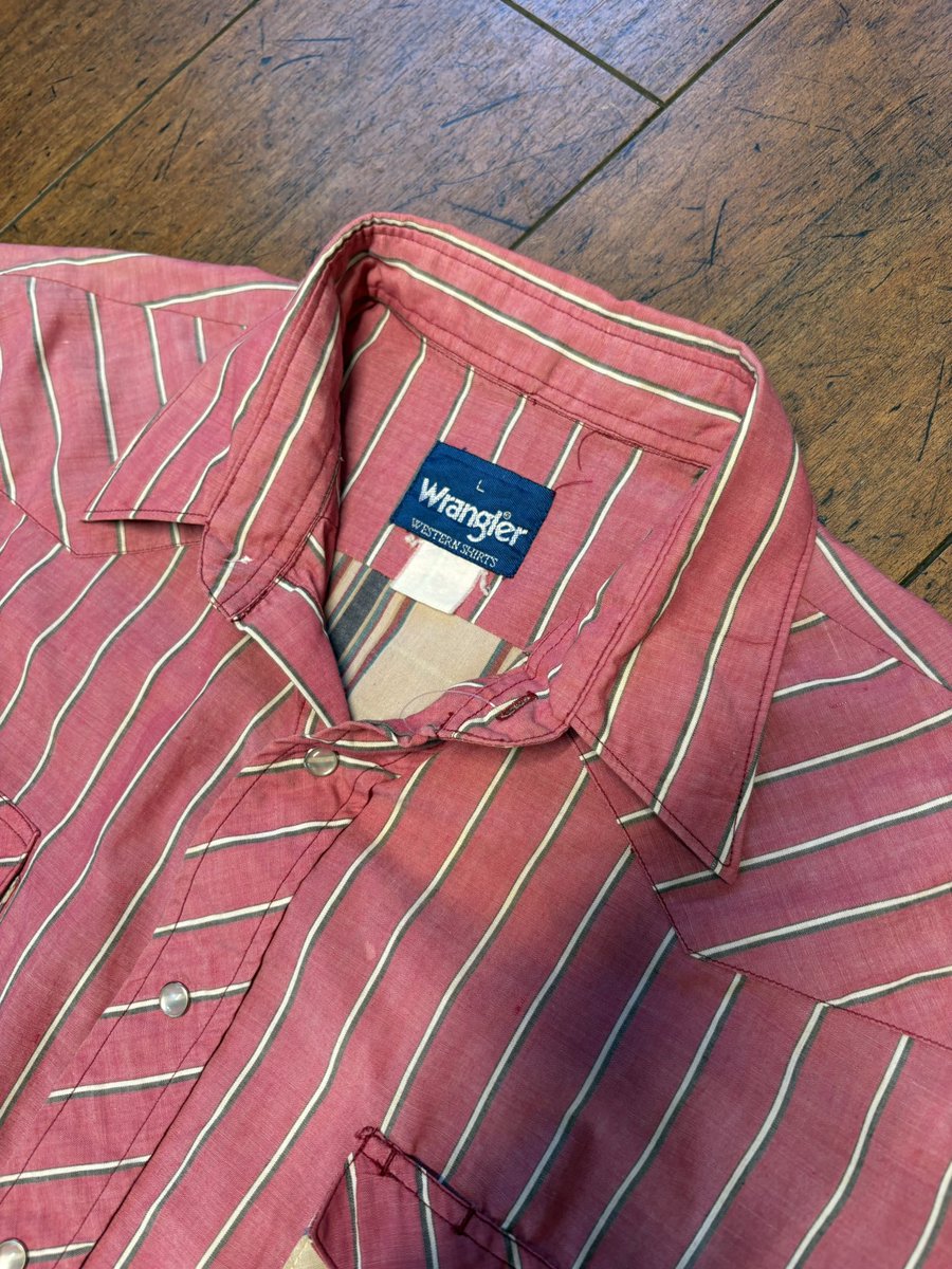 CrimieKichijoji's tweet image. 80's Vintage ‼️
【Wrangler】
S/S Western Shirts🎠

ストライプのクレイジーパターンが
オシャレですね♪

これからの季節にハマりますよ☝️

サイズL

・・・・・・

#吉祥寺
#古着屋
#古着
#ヴィンテージ
#シャツ
#ウエスタン
#ラングラー
#アメカジ
#ストライプ
#クレイジー