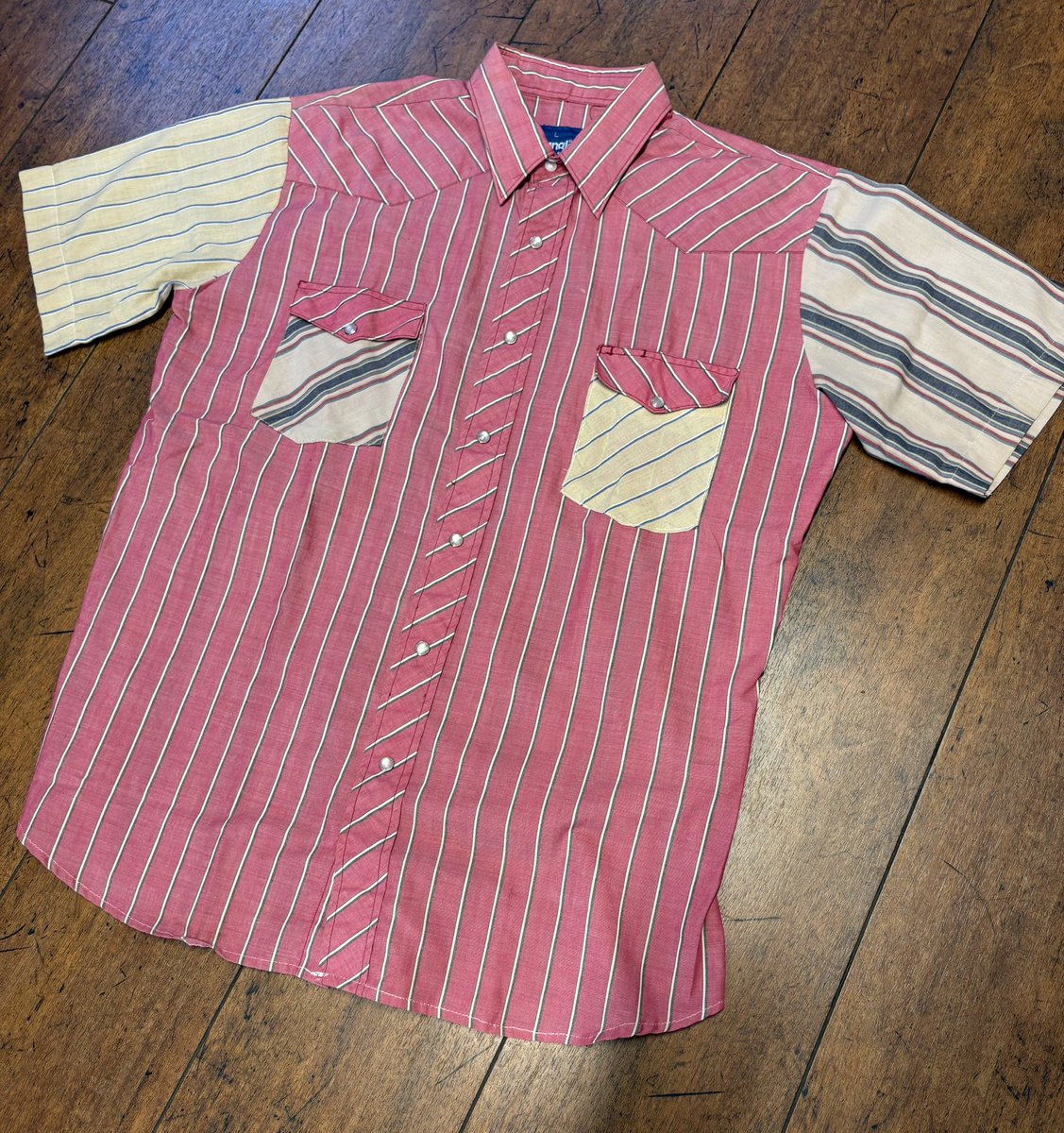 CrimieKichijoji's tweet image. 80's Vintage ‼️
【Wrangler】
S/S Western Shirts🎠

ストライプのクレイジーパターンが
オシャレですね♪

これからの季節にハマりますよ☝️

サイズL

・・・・・・

#吉祥寺
#古着屋
#古着
#ヴィンテージ
#シャツ
#ウエスタン
#ラングラー
#アメカジ
#ストライプ
#クレイジー