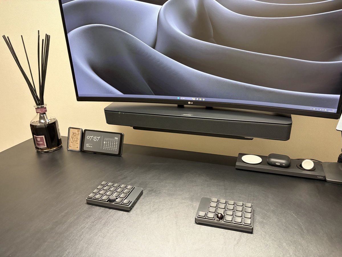 manabi_business's tweet photo. 束の間の休日を利用して、デスクの上をできるだけシンプルにしました。トラボ付きキーボードがあればマウスはいらないので机を広く使えます。
#LiNEA40 https://t.co/RIvOZMWAQi
