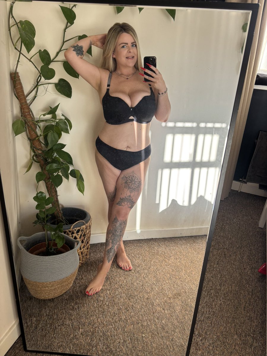 Bustyblonde7 tweet media