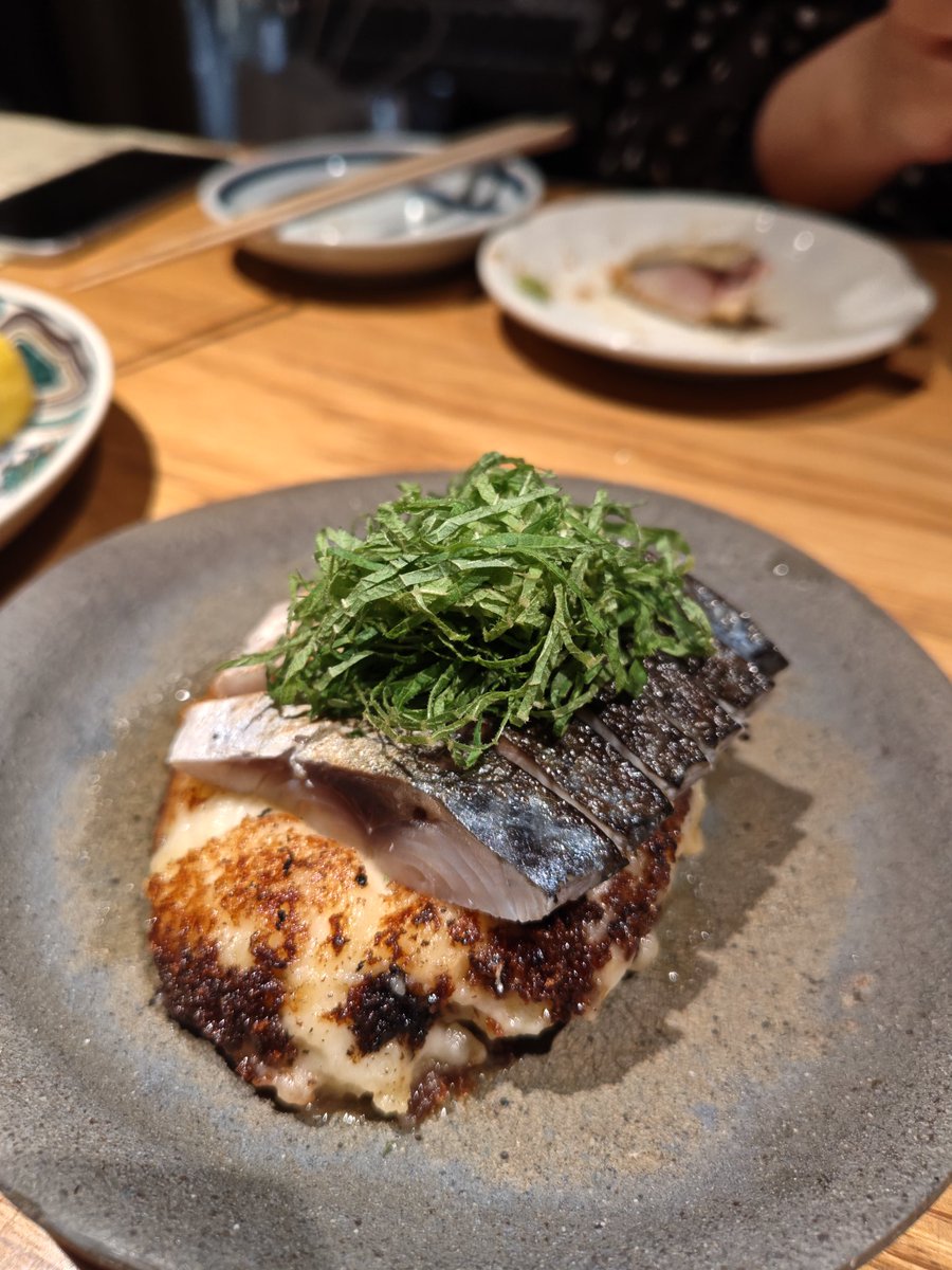 dazzadmz's tweet photo. カジュアルだけどアテのクオリティ高め。

『四方食店』

路面から見える落ち着いた照明に照らされる立ち飲み席が魅力的。
この日は2階席に案内して頂いたけどそっちはそっちで活気あっていい雰囲気。
〆鯖マッシュポテト美味かったな。
マッシュポテトのホクホクした甘さと〆鯖の酸味がマッチ。 https://t.co/ek8hUW7hAd