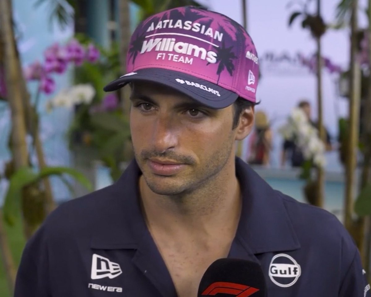 williams might not allow carlos to serve on track but that doesn’t stop carlos from definitely serving off track ✨