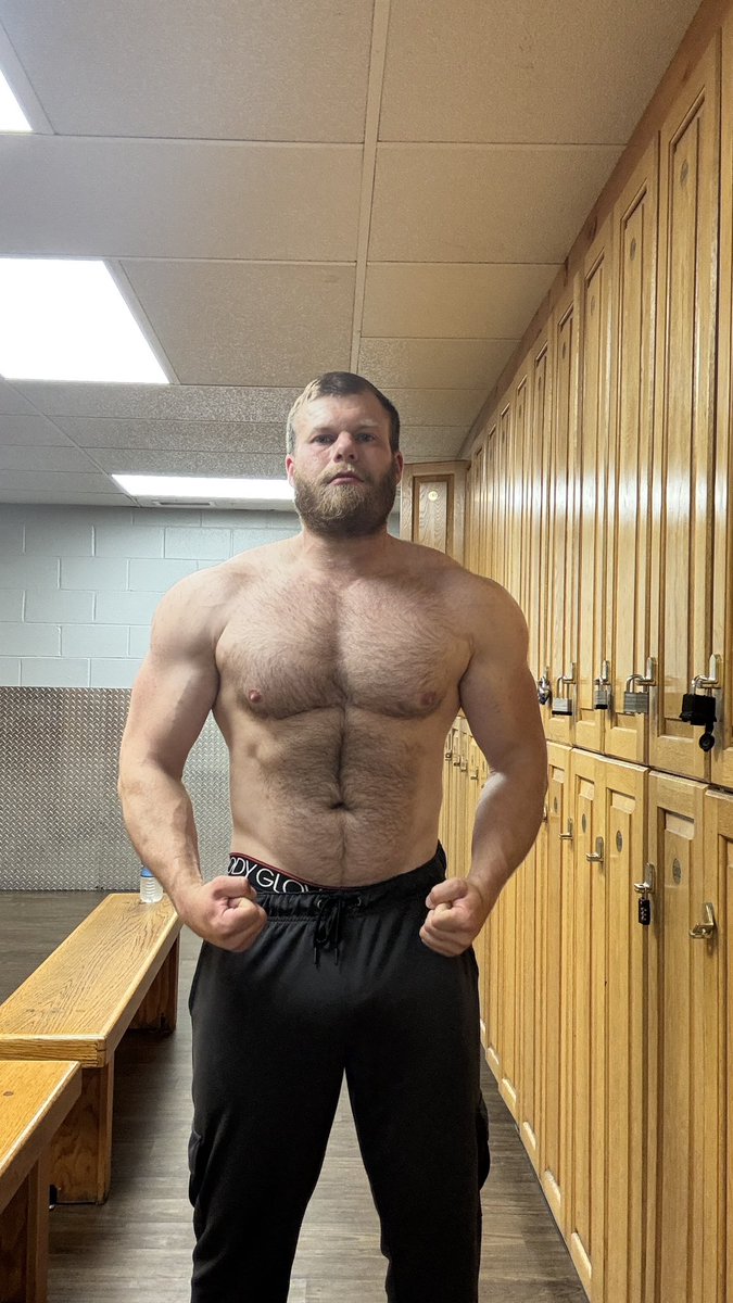 Muscle Daddy! tweet media