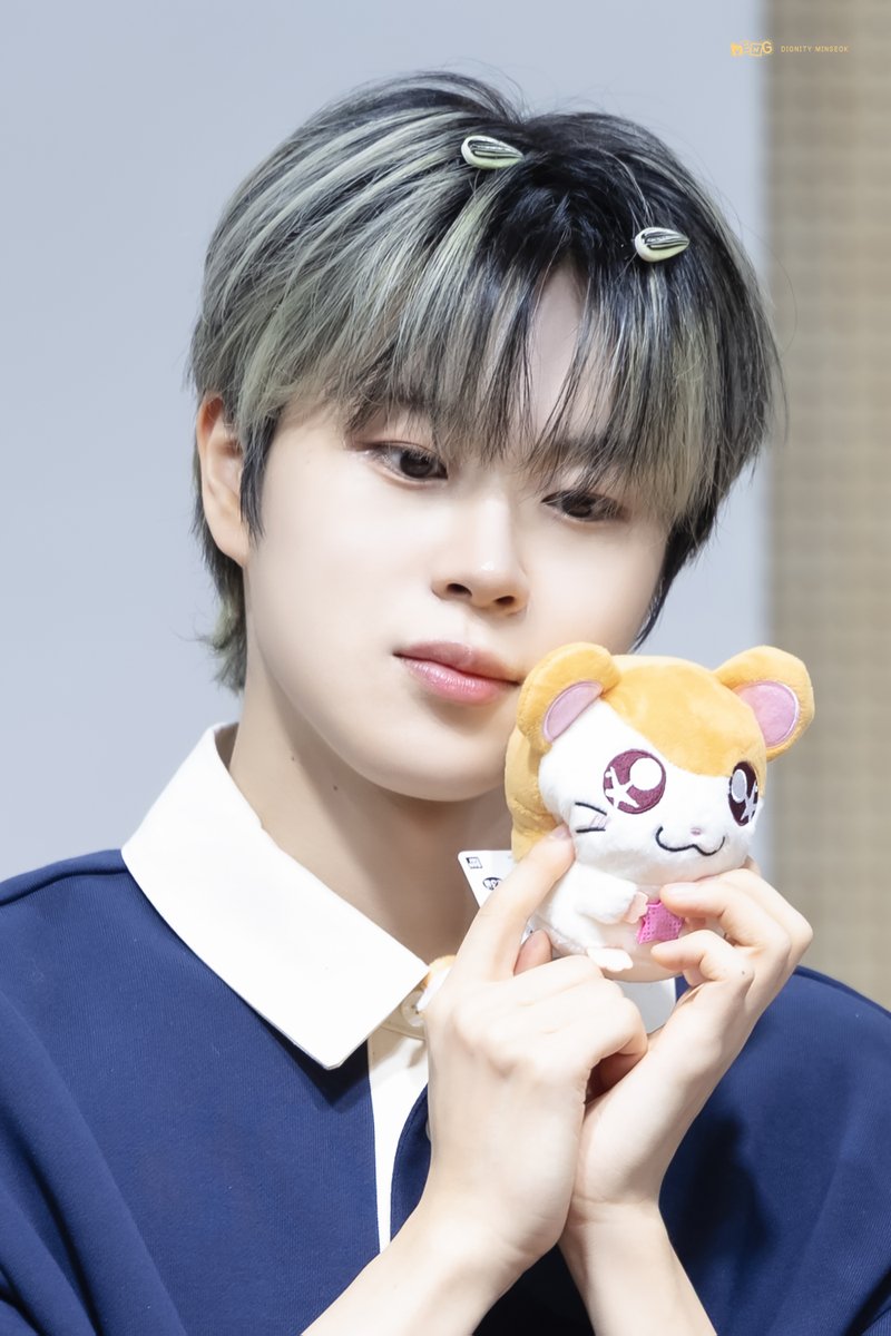 MENGSEOK_0531's tweet image. 260426 뮤직아트 대면 팬사인회 HQ
휴.. 안 귀여워해 주면 어쩌나 걱정했어..

#디그니티 #DIGNITY #민석 #MINSEOK #멩석 @DGNT_Official @DIGNITY_members