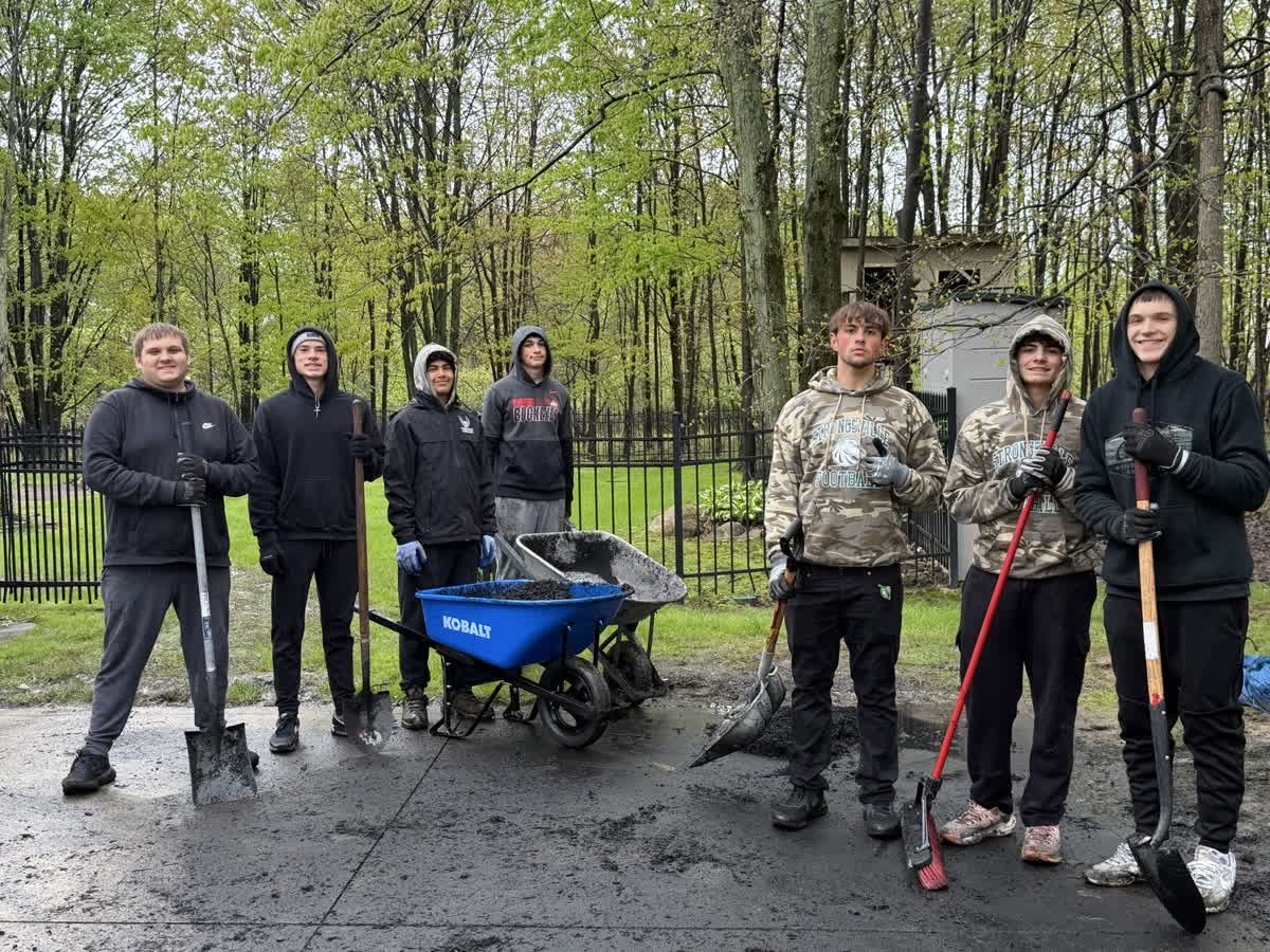 Strongsville_FB's tweet photo. Mulch Day 1 in the books. 

Thank you to all the parents, coaches and players that make this possible. 

To the community of Strongsville, thank you for your support. 

Raise the Standard https://t.co/k283UfsqPD