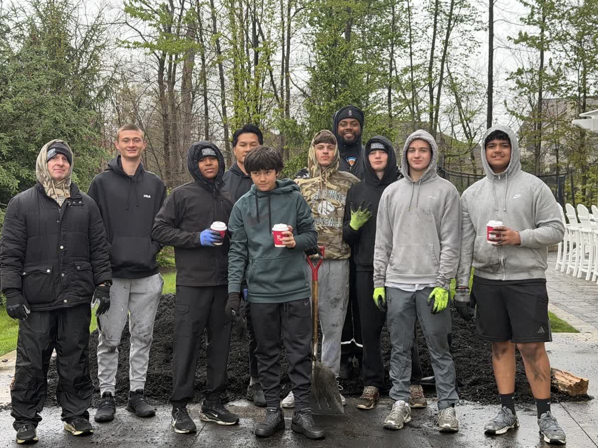 Strongsville_FB's tweet photo. Mulch Day 1 in the books. 

Thank you to all the parents, coaches and players that make this possible. 

To the community of Strongsville, thank you for your support. 

Raise the Standard https://t.co/k283UfsqPD
