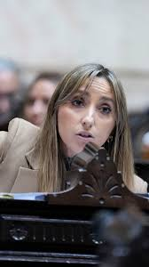 HERNIARC's tweet photo. # San Lorenzo Boggiano ## #Mesaza #2May Julia STRADA: "Si todo es cuestión de gustos, entonces a los Argentinos no les gusta más  el asado, porque el consumo cayó 9%, ni tomar Mate (cayó 6,5%), ni la  cerveza (cayó 35%), ni el pan, que cayó 45% en la provincia de Buenos  Aires" https://t.co/vVlEVc9LEK