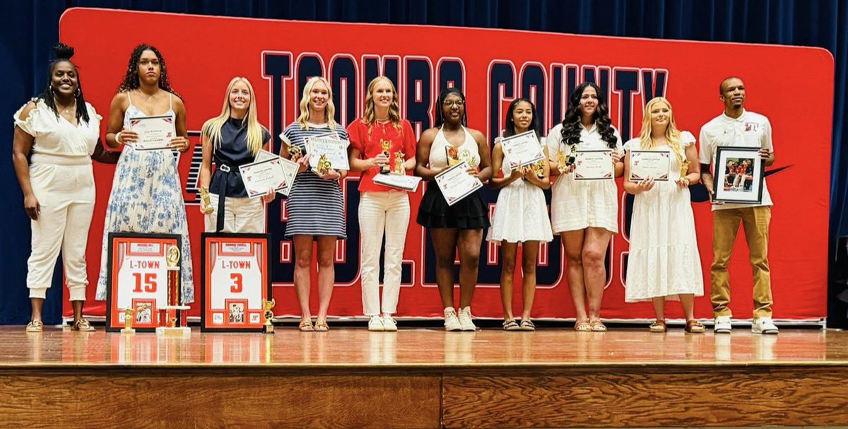 GirlsToombs's tweet photo. Another basketball banquet for the books!❤️💙📚

Overall team GPA 3.7✅
1 basketball scholarship✅
4 all region players✅
Region Player of the Year✅
1 all state player✅

Looking forward to next season! #NextPlay https://t.co/JHJkGxC7wA
