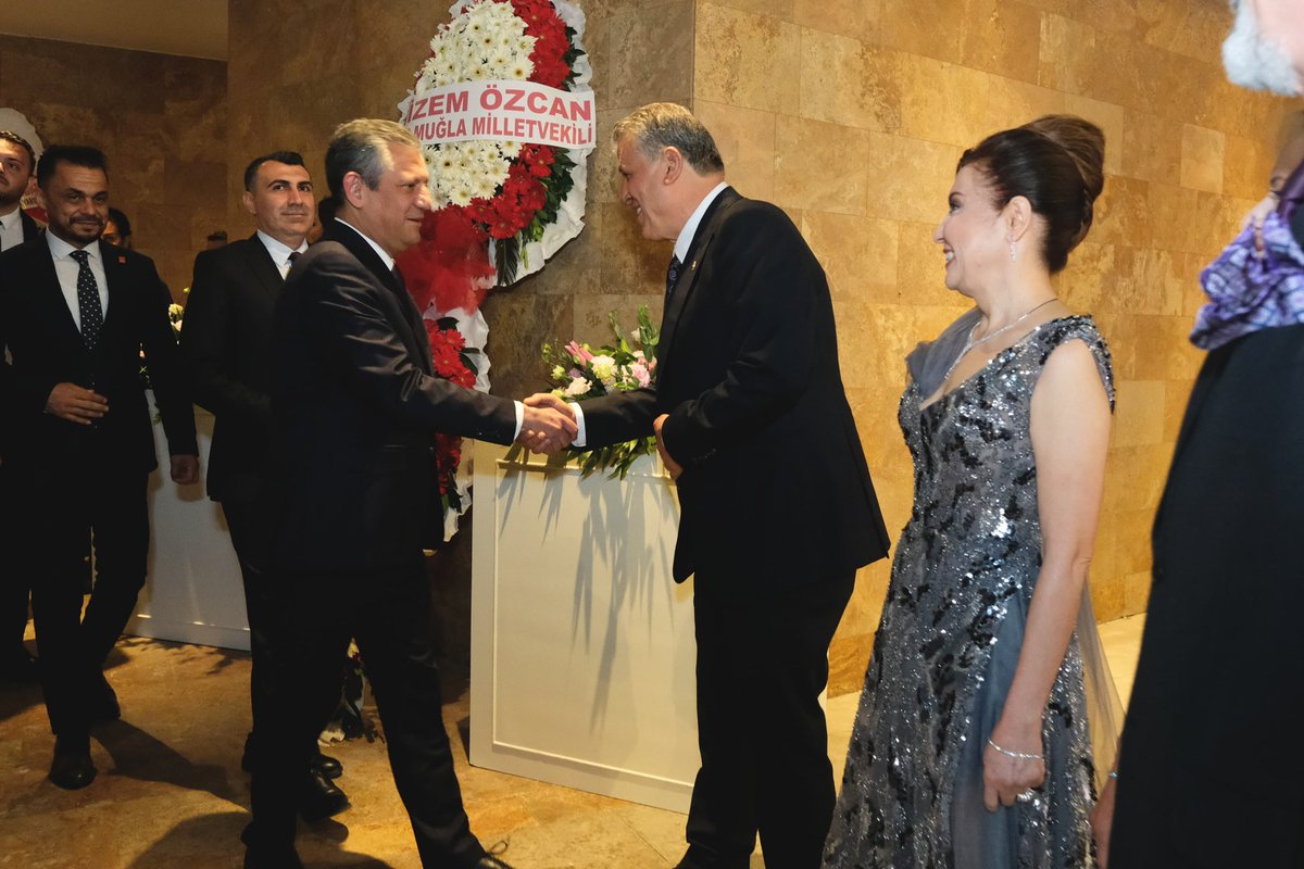 AyhanBarut01's tweet photo. İlk göz ağrımız, güzeller güzeli kızımız Ilgın ile sevgili damadımız Eren Şengün'ün düğün törenini büyük bir mutluluk ve inanılmaz bir sevinçle gerçekleştirdik. Düğün törenimize katılan Saygıdeğer Genel Başkanımız Özgür Özel başta olmak üzere, TBMM Başkanvekilimiz Sayın Tekin Bingöl, TBMM Grup Başkanvekillerimiz Sayın Gökhan Günaydın, Sayın Murat Emir ve Sayın Ali Mahir Başarır, Kadın Kolları Genel Başkanımız Sayın Asu Kaya, Milletvekillerimiz, Belediye Başkanlarımız, çok değerli parti büyüklerimiz, değerli yol arkadaşlarımız ve dostlarımız, sevgili ailelerimiz ile iş ve meslek dünyasından tüm konuklarımıza mutluluğumuza ortak oldukları için gönül dolusu teşekkürlerimizi ve şükranlarımızı sunuyoruz. Çocuklarımızın mutluluğu daim, en kötü günümüz böyle olsun.