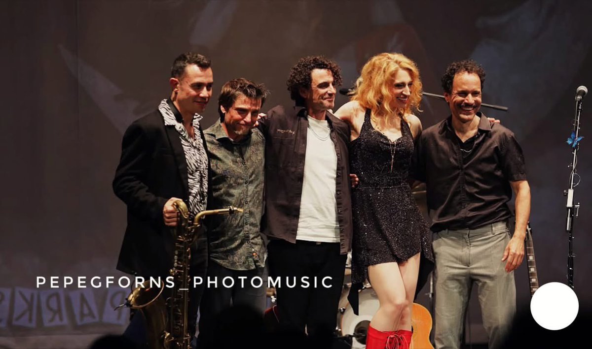 torisparks's tweet image. This is us, and this is you. Thank you, familia. ❤️ Nosotros y vosotros. Mil gracias, rock family. 

#musiclife #newalbum #albumpresentation #liveshow #worldpremiere
