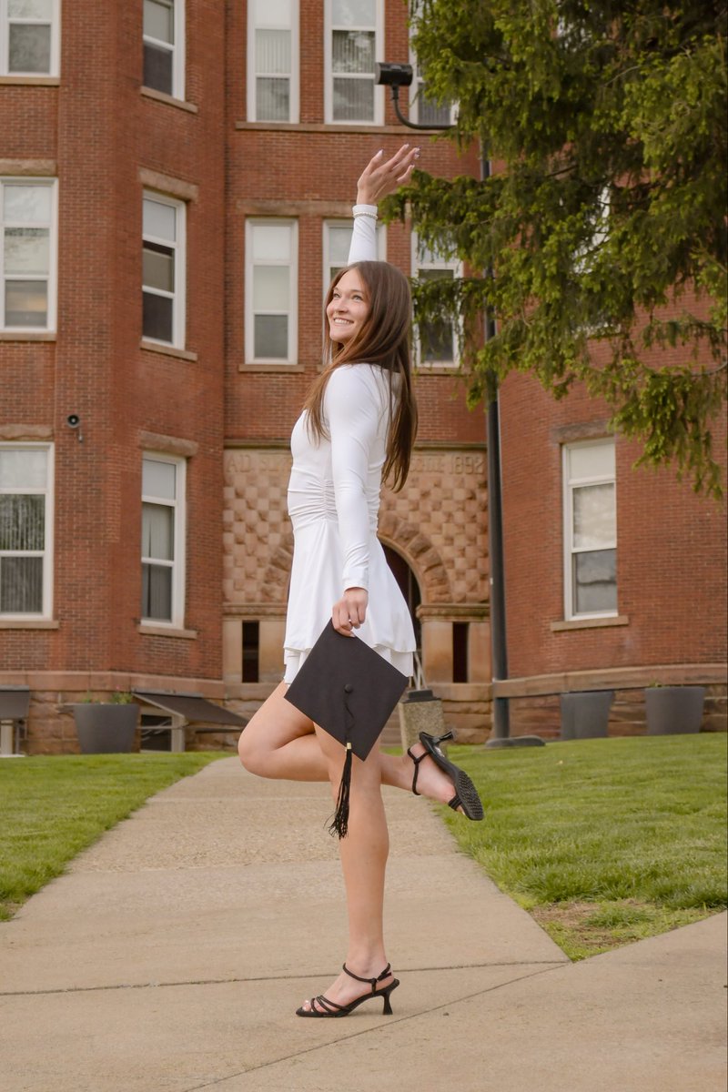 MichelleShepard's tweet photo. So proud of this girl for all she’s accomplished esp during her senior year. #GraduationVibes #SlipperyRockUniversity https://t.co/rLztNxk0d1