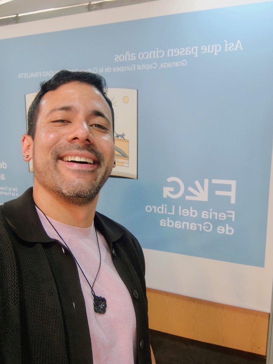 PrisonerOfIdeas's tweet photo. Agradecido y muy contento por la oportunidad de compartir mi experiencia en el Máster de mediación ficcional y creación literaria de la UGR, rodeado de gente maravillosa en la Feria del Libro de Granada. @ferialibrogr 💚🤓📚 https://t.co/wFb9PTiwED