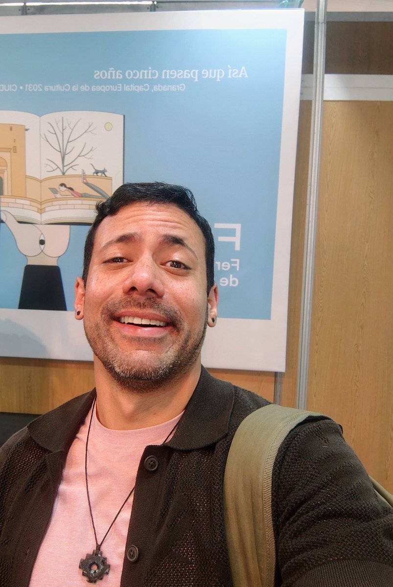 PrisonerOfIdeas's tweet photo. Agradecido y muy contento por la oportunidad de compartir mi experiencia en el Máster de mediación ficcional y creación literaria de la UGR, rodeado de gente maravillosa en la Feria del Libro de Granada. @ferialibrogr 💚🤓📚 https://t.co/wFb9PTiwED