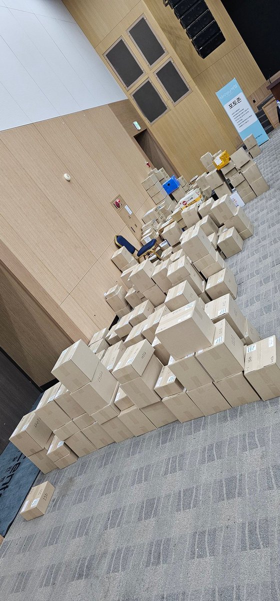 부스 택배가 모두 준비 되었습니다. 무대 왼쪽 이름 순서대로 준비 되어있으니 부스 참가자 분들은 확인 후 찾아가 주시기 바랍니다.