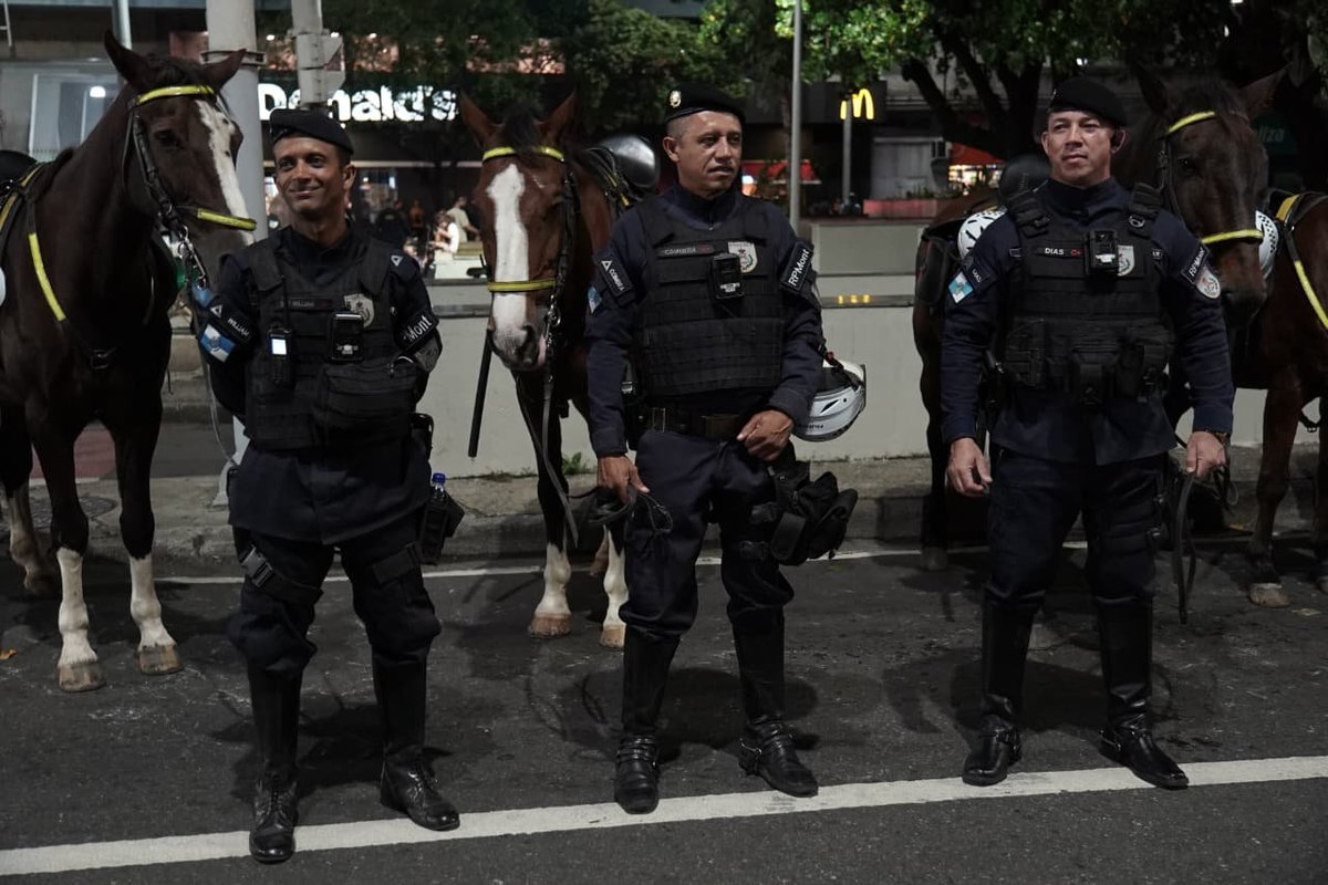 PMERJ's tweet photo. 🐴 CAVALARIA ATUA NO ESQUEMA DE SEGURANÇA DO #MegaShow
A Cavalaria da #PMERJ segue patrulhando áreas de grande circulação em Copacabana, reforçando o monitoramento e o apoio operacional durante o #MegaShow da cantora Shakira.
#RPMont #ServireProteger #PMERJ https://t.co/2zoP5aQnT6