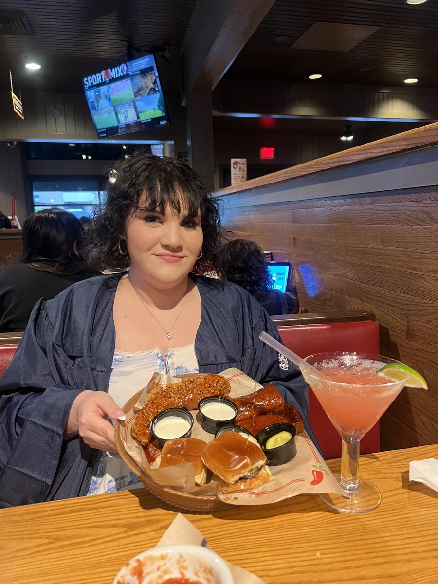 the0anne's tweet photo. Just graduated college and the first thing i do is get the meal that got me through these years 🫶🏼@Chilis https://t.co/qbwL9ZqYbc