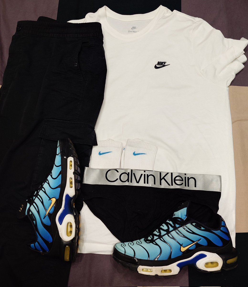 CurwenSimon's tweet photo. #ootd #nike #airmax #tn #hyperblue over #whitenike #socks

#calvinklein #utilitypants over #CalvinKleinsteel #briefs and all topped off with a #niketee https://t.co/qr9Us09SDb