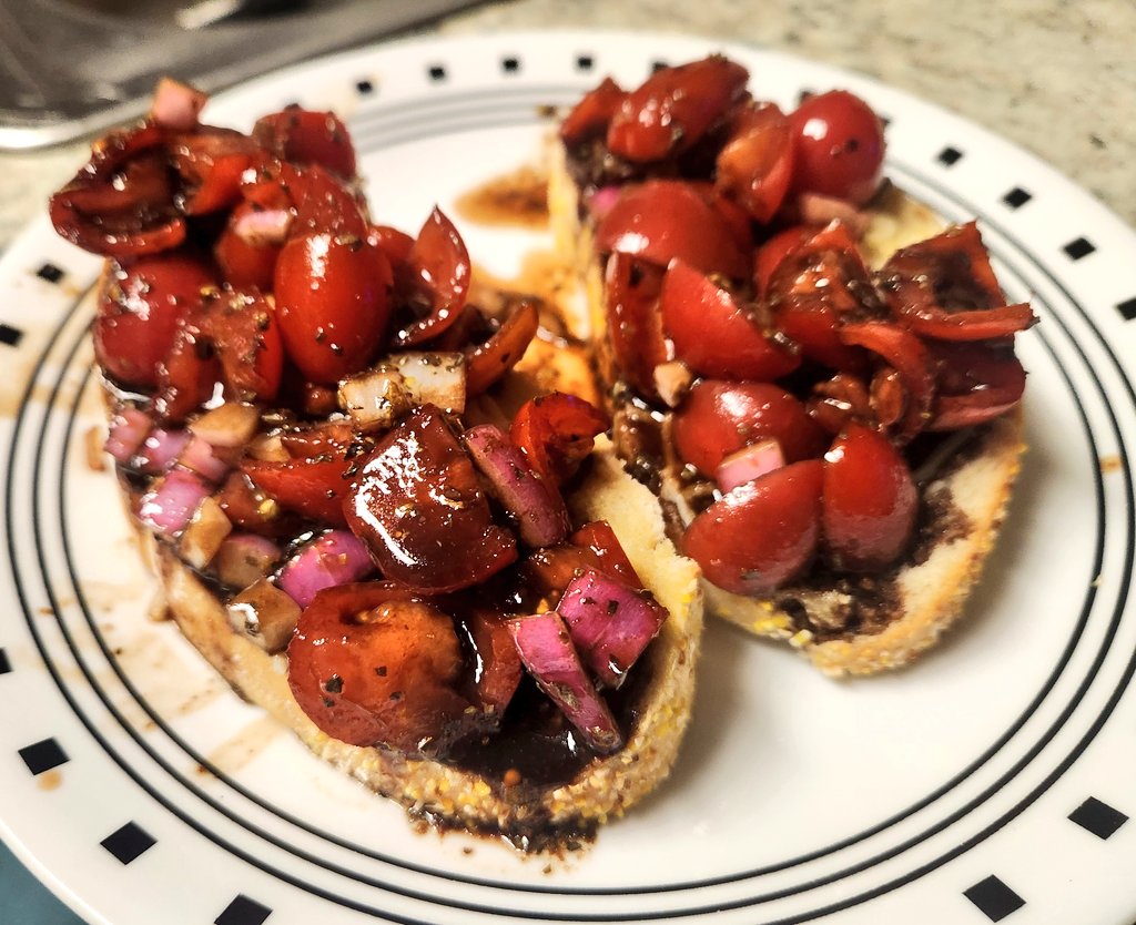 IHazNoTwiter's tweet image. Chickpea spaghetti with marinara sauce, mushrooms, and olives. Topped with shaved parmesan. 🍅🍄‍🟫🫒🧀
Side of bruschetta. 😊 🍎🧄🧅
👩‍🍳 #vegetarian #twittersupperclub