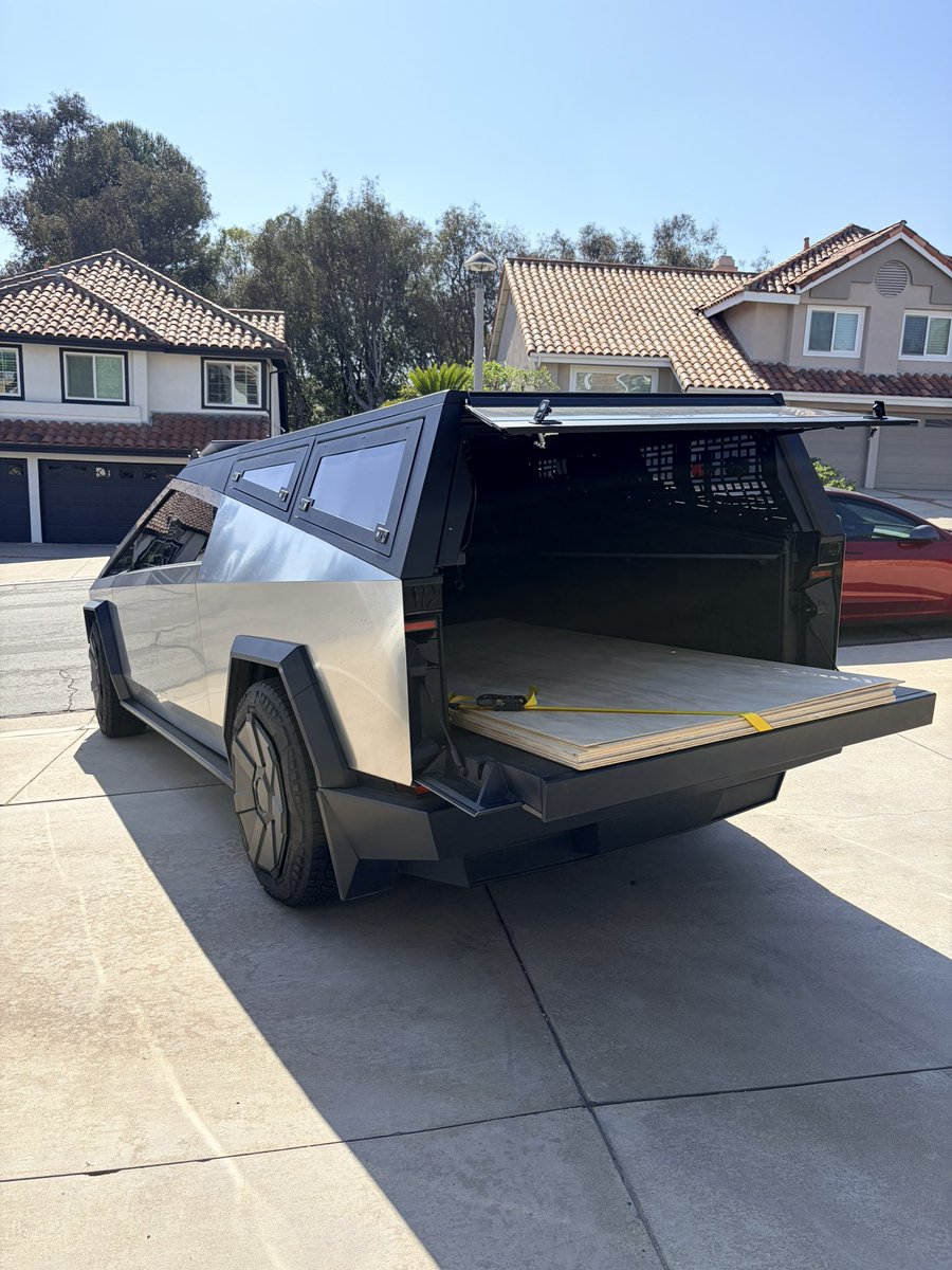 affinity892's tweet photo. Doing truck stuff with @Cybertruck. 

4x8 plywood perfectly fits into the bed👍 https://t.co/XSnn3MjyNh