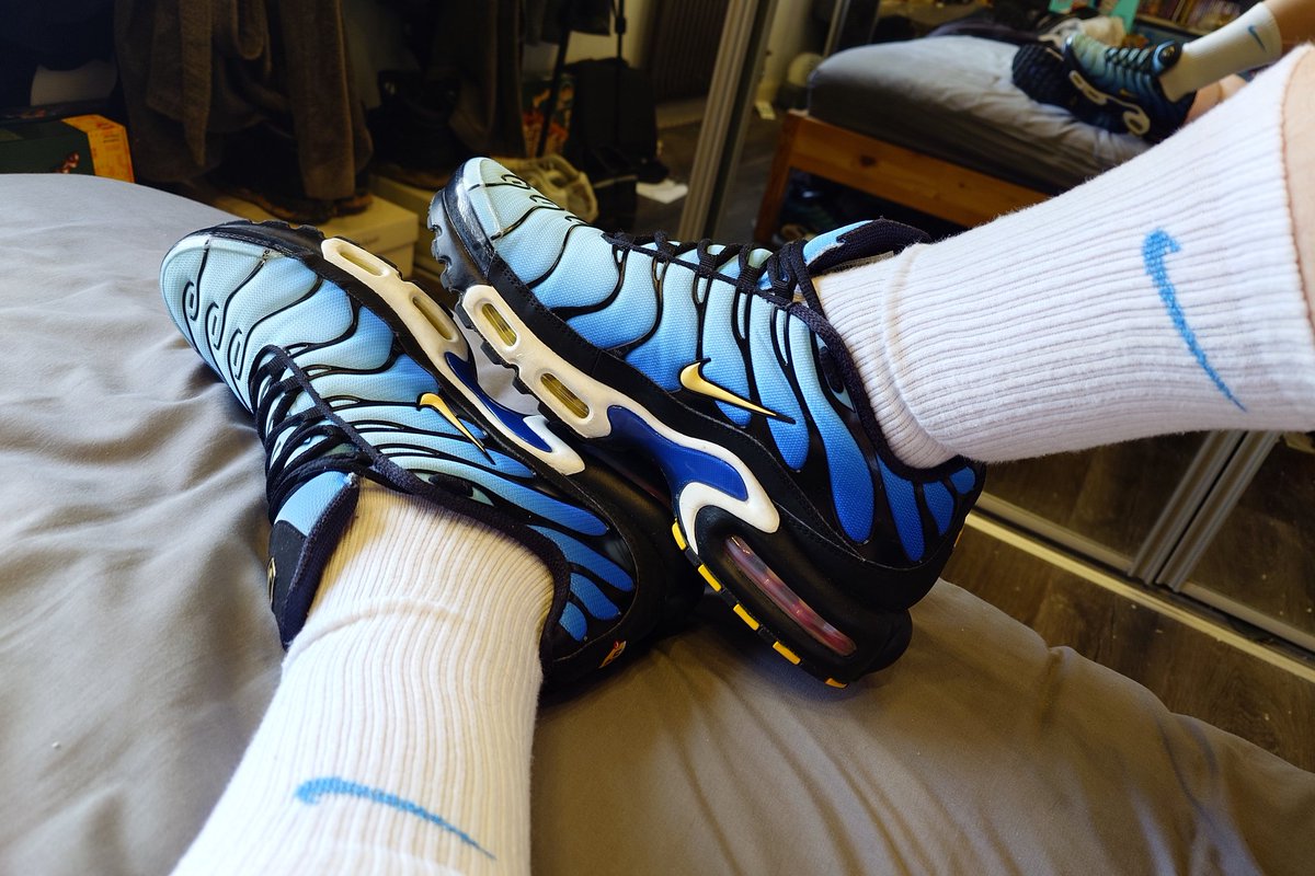 CurwenSimon's tweet photo. #ootd #nike #airmax #tn #hyperblue over #whitenike socks https://t.co/crmHR7WvyR