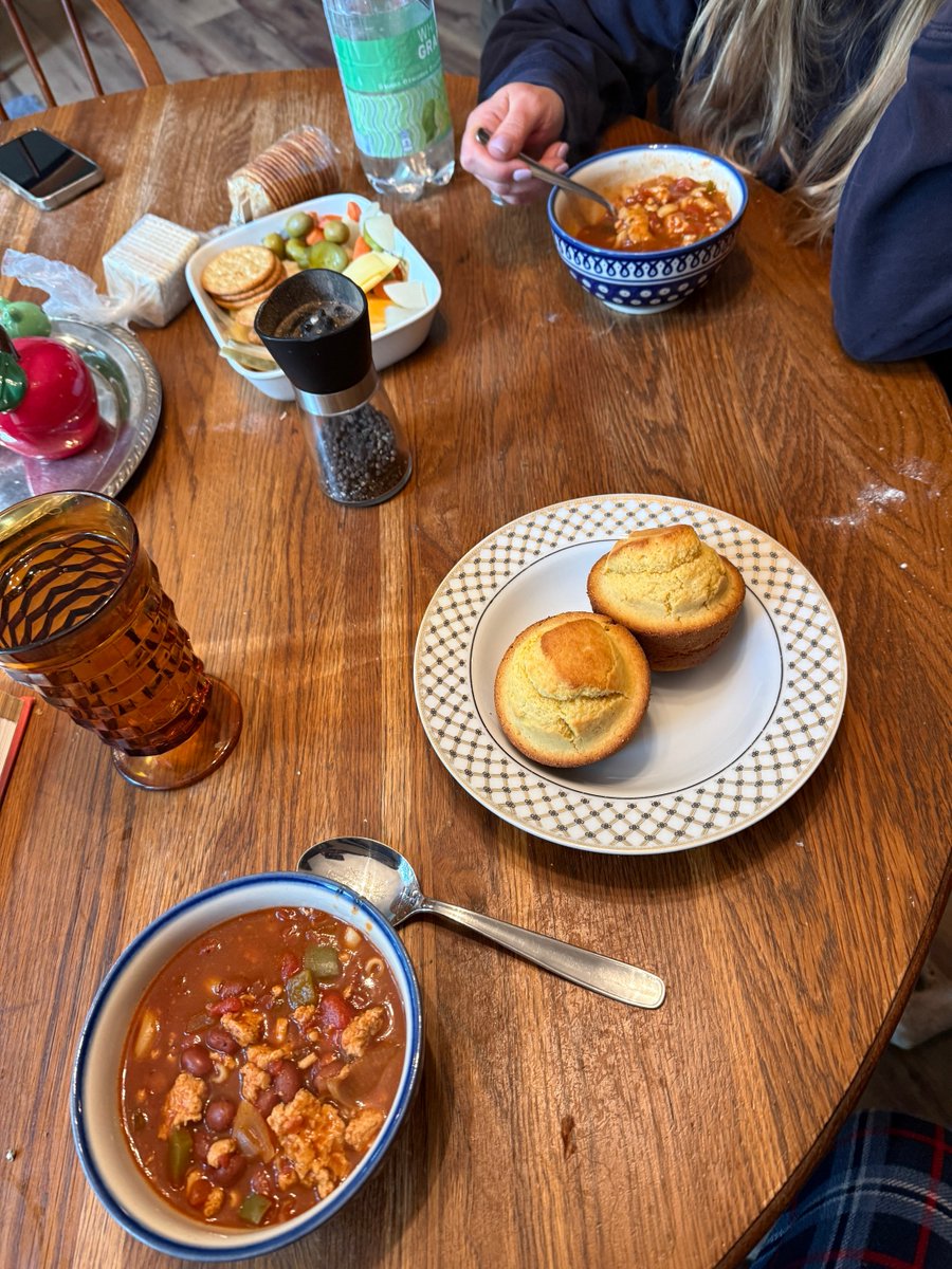 RonXilla's tweet image. Turkey chili with #MAHA made cornbread on a chilly perfect Kentucky Derby Happy Saturday!  it’s a great day to be an American:)
Make it great night #MAGA warriors! 🙏🏻🇺🇸❤️ #turkeychili #JesusRocks