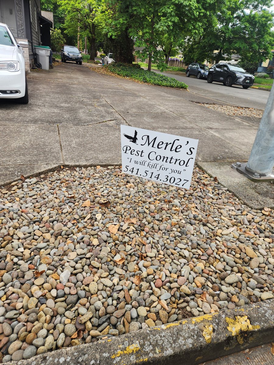 Ibra_Taher's tweet image. #Oregon is wild. 
Assassins for hire openly advertising in our streets. 
😅
