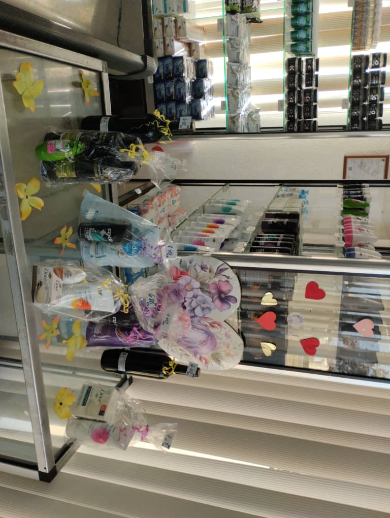 "Jamás en la vida encontrarás ternura mejor, más profunda, más desinteresada ni verdadera que la madre".
 El colectivo del Centro Comercial en Trinidad, Feria Comercial, con oferta de estuches de ocasión a propósito de la Campaña del Día de la Madres.♥️
.
#CampañaDeLasMadres